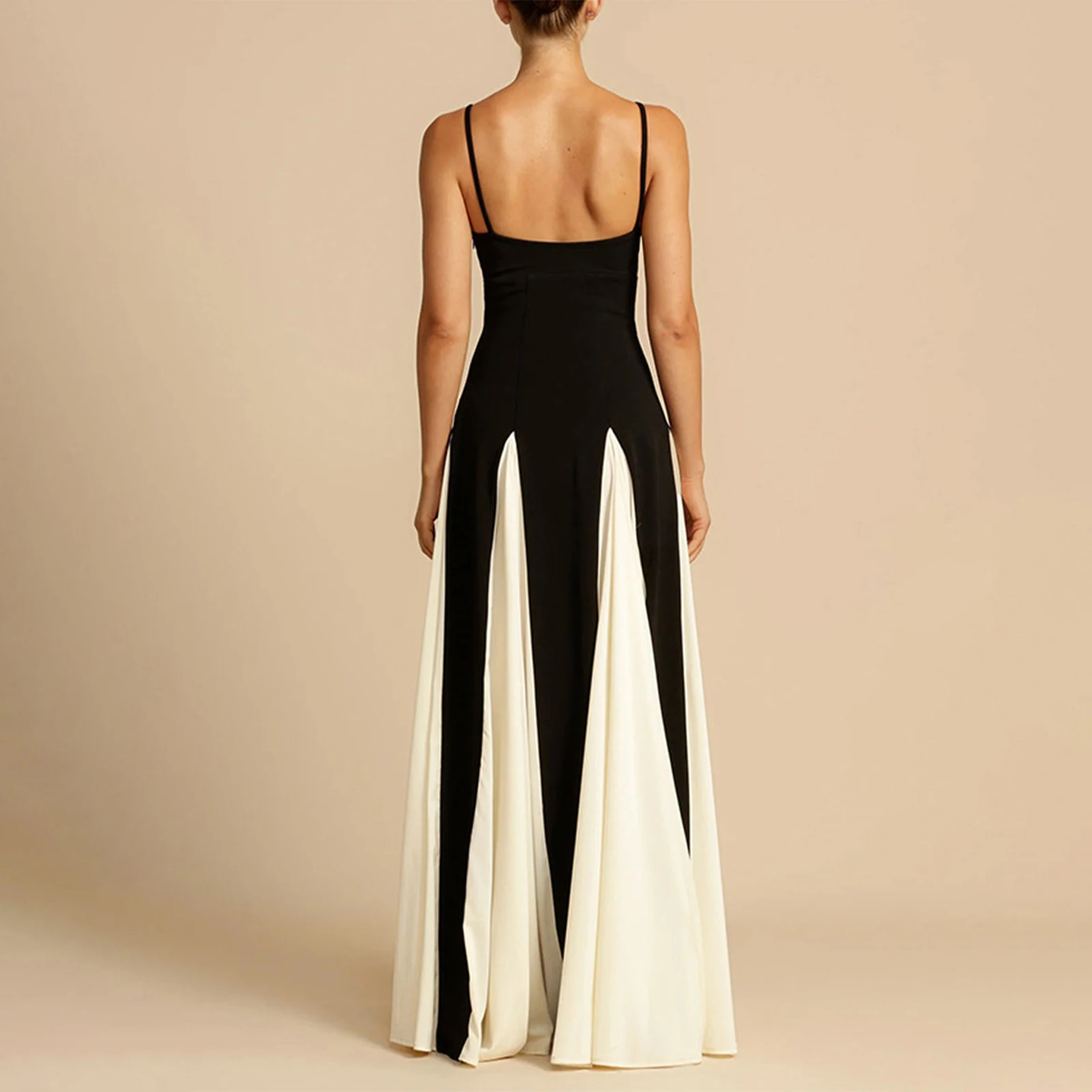 Женское платье на тонких бретельках контрастного цвета с струящимся подолом и