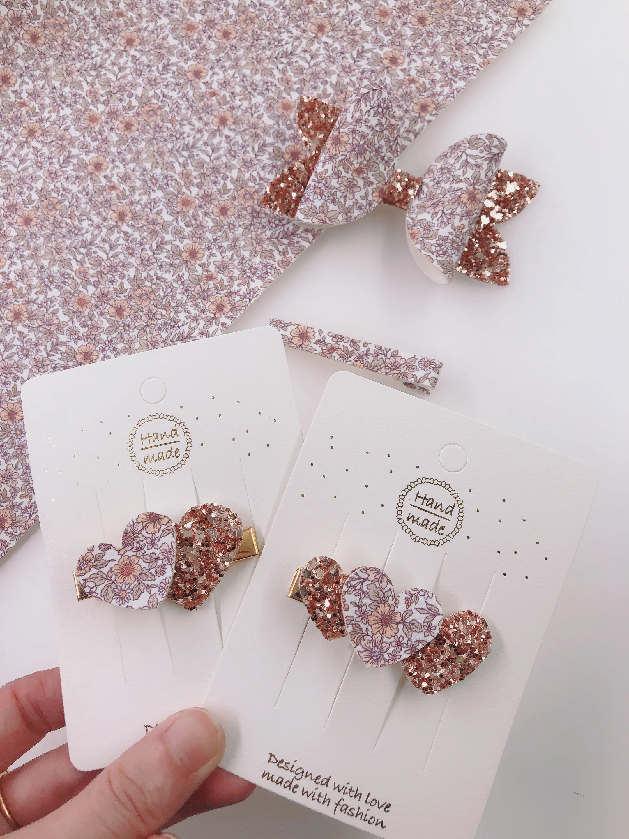 Новый элегантный бежевый лист из искусственной кожи радужного цвета в стиле