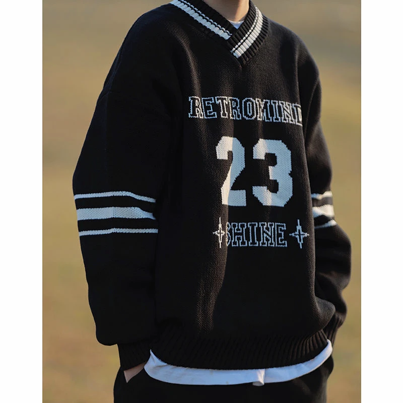 

Свитер мужской оверсайз с V-образным вырезом и вышивкой