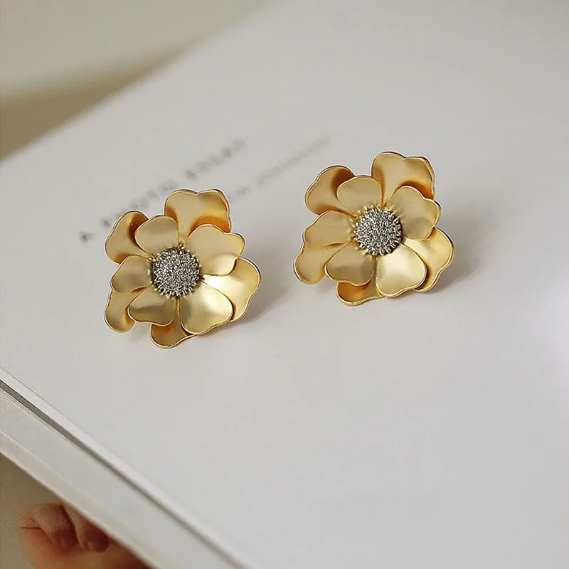 

1 pair of metal matte petals niche Korean temperament versatile Europe and the United States light luxury ladies earrings