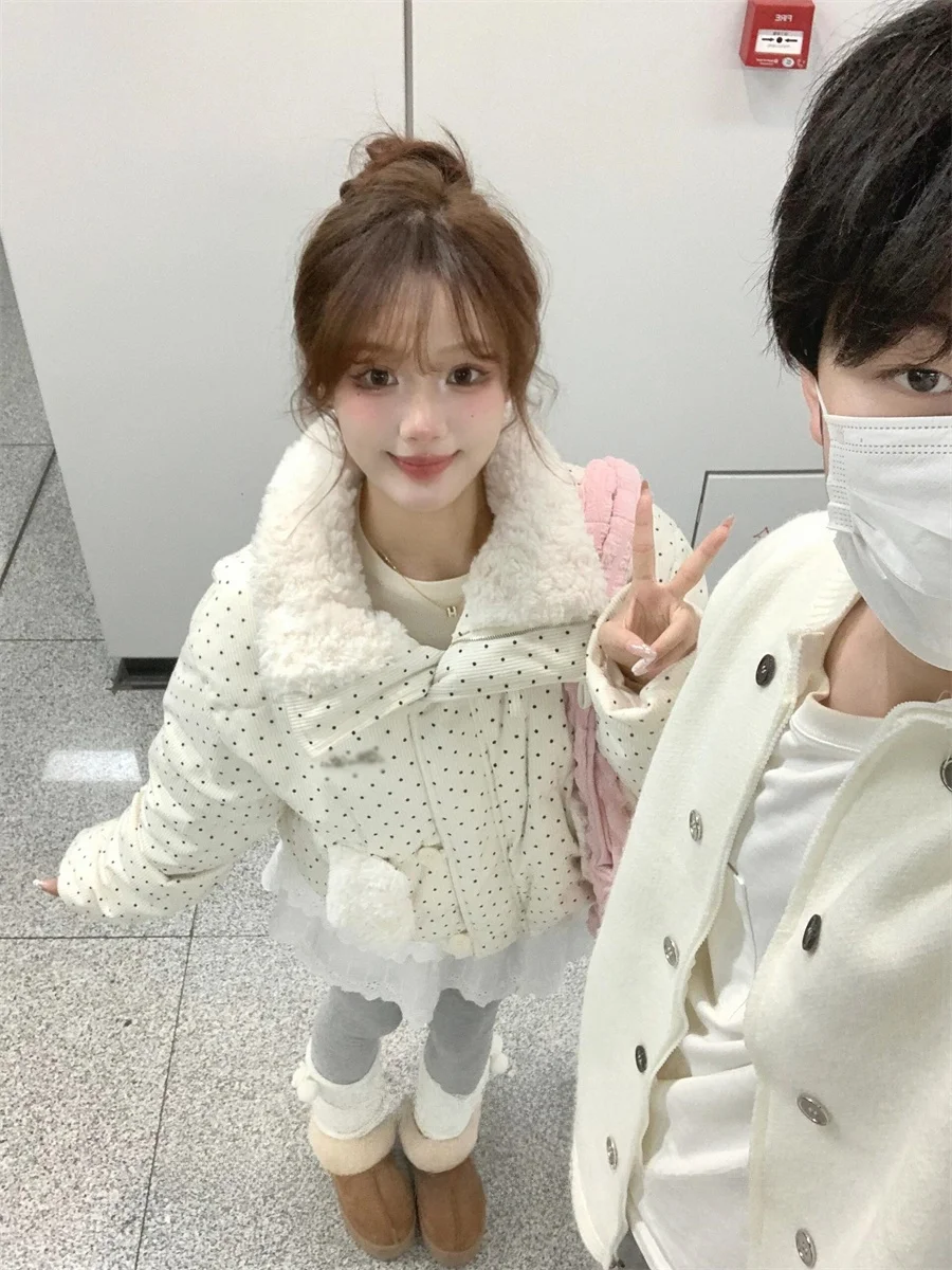 Белый пуховик с меховым воротником в горошек одежда хлопковой подкладкой