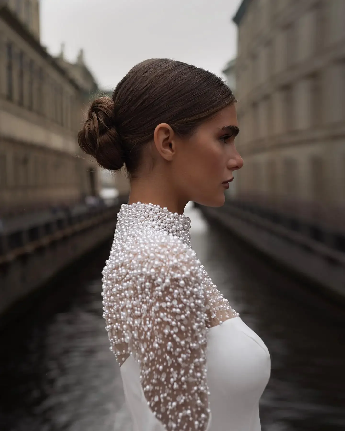 Свадебные платья русалки с высоким воротом и длинными рукавами расшитые бисером