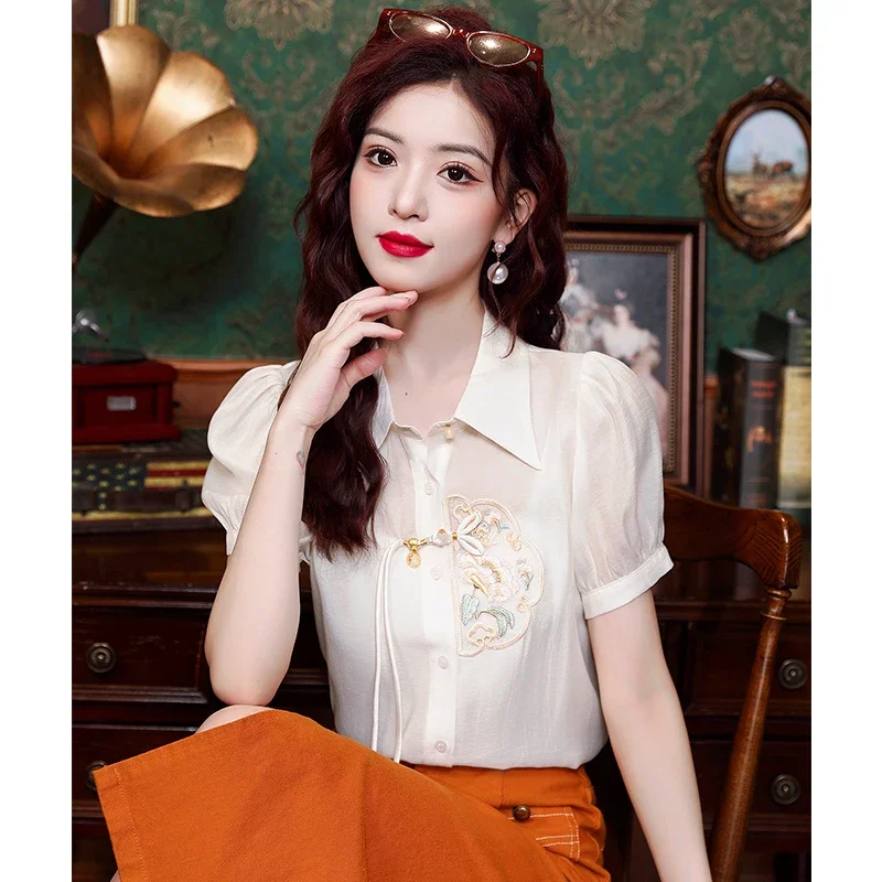 Женская блузка с коротким рукавом и отложным воротником модель 2024 года