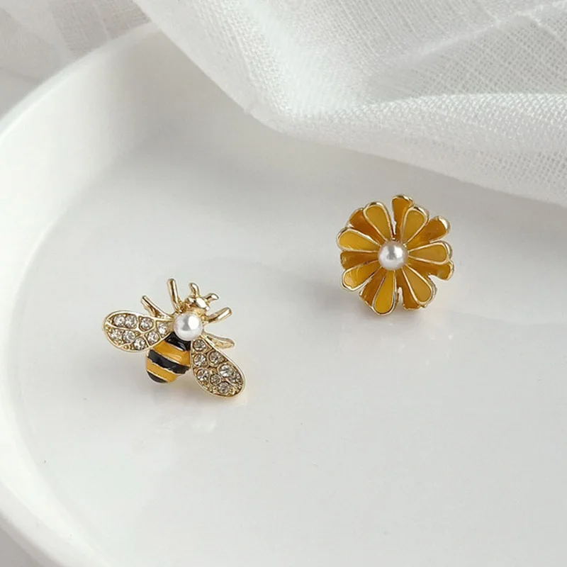 

Korean Style Cute Insect Bee Daisy Flower Stud Earrings For Women Cubic Zirconia Animal Crystal Earring Girl Party Jewelry Gifts