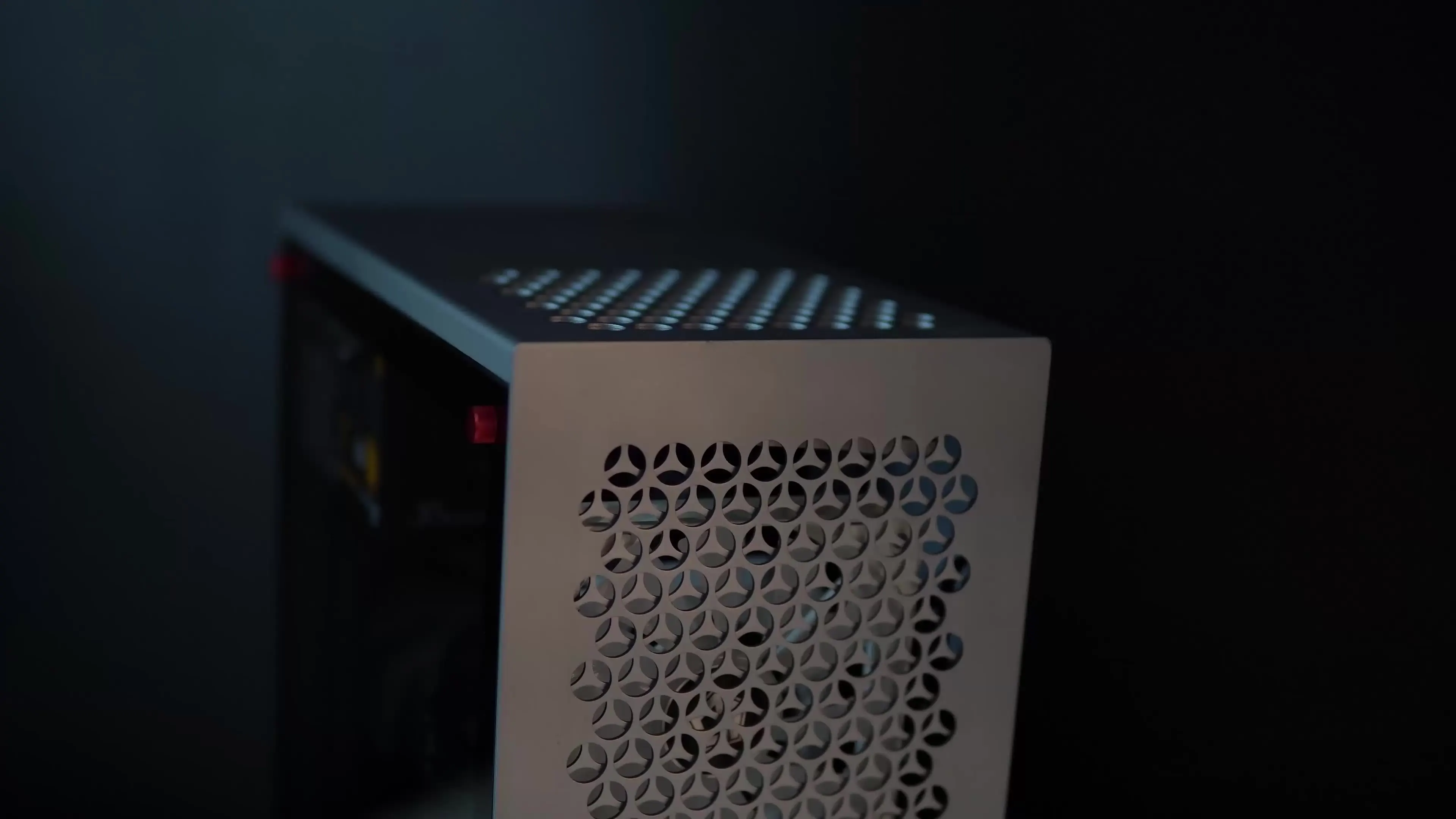 

Desktop Aluminum Mid Tower Computer Case Chassis MATX PC Case for Gaming with Tempered Glass Side Panel