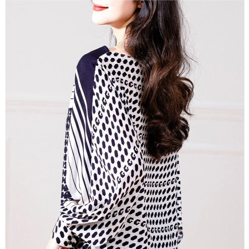 Женский свободный топ с воротником-лодочкой