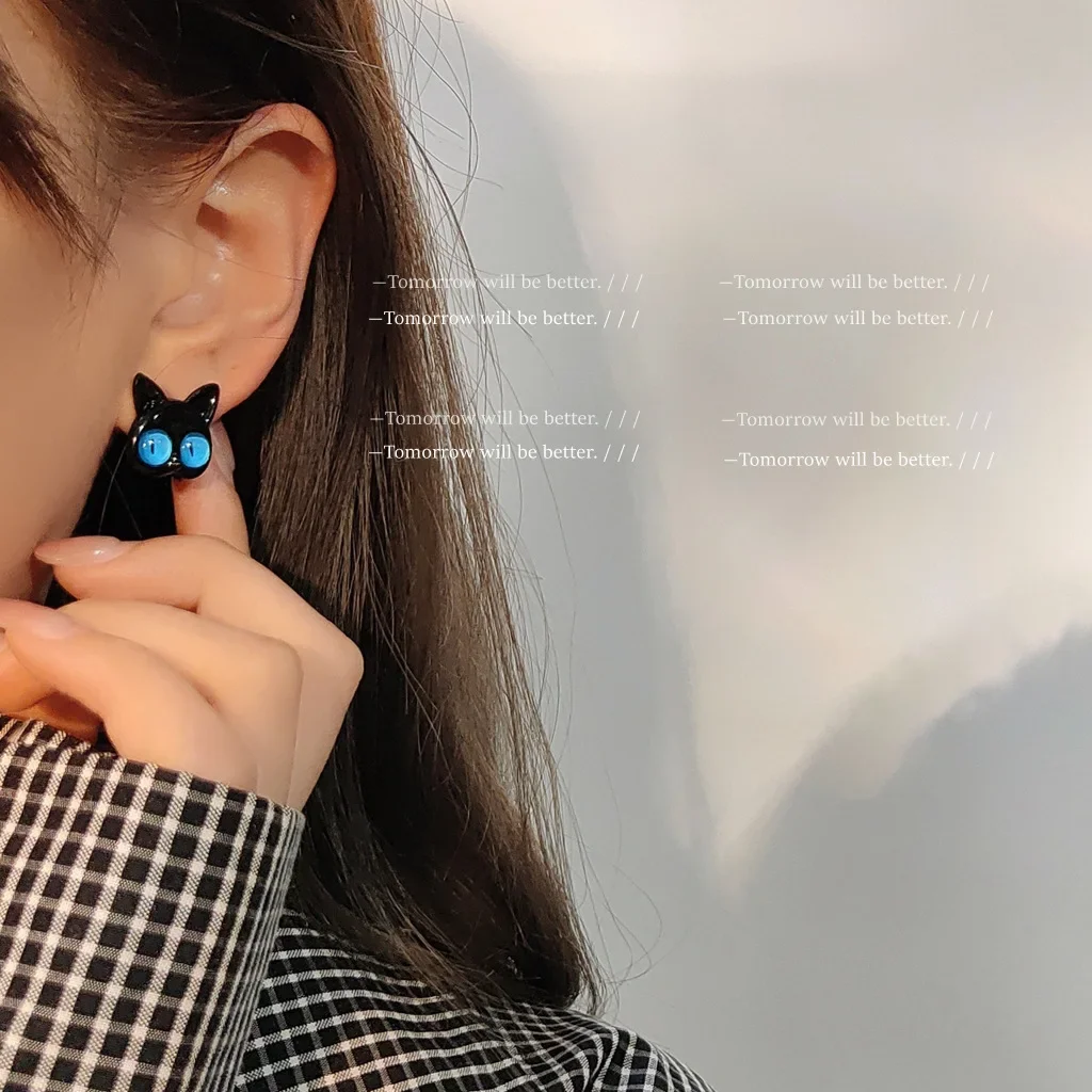 Асимметричный дизайн серьги-гвоздики премиум-класса с голубыми глазами и