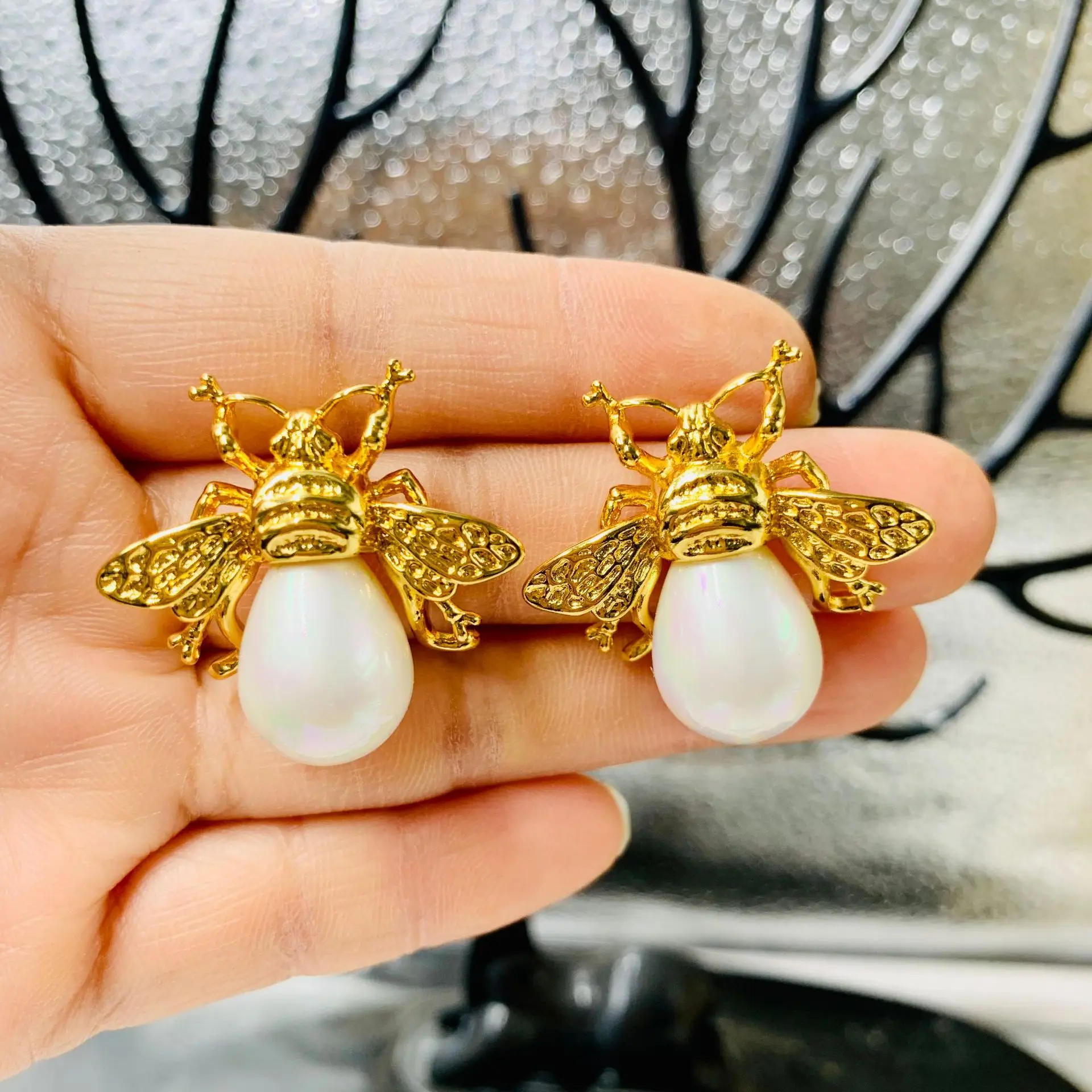 

vintage brass electroplated gold 925 silver needle three-dimensional bee five pearl earrings