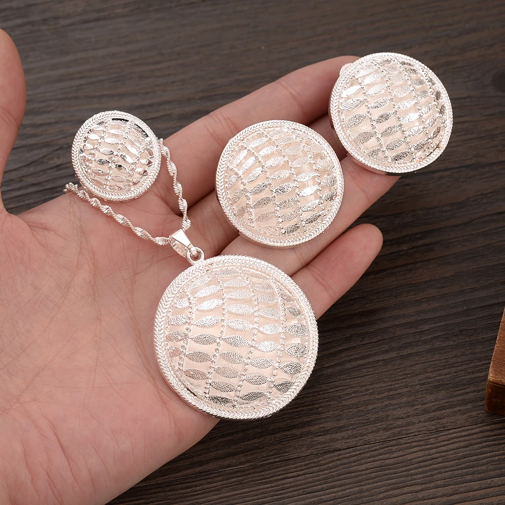 Комплект из колье серёг и кольца с серебряным покрытием