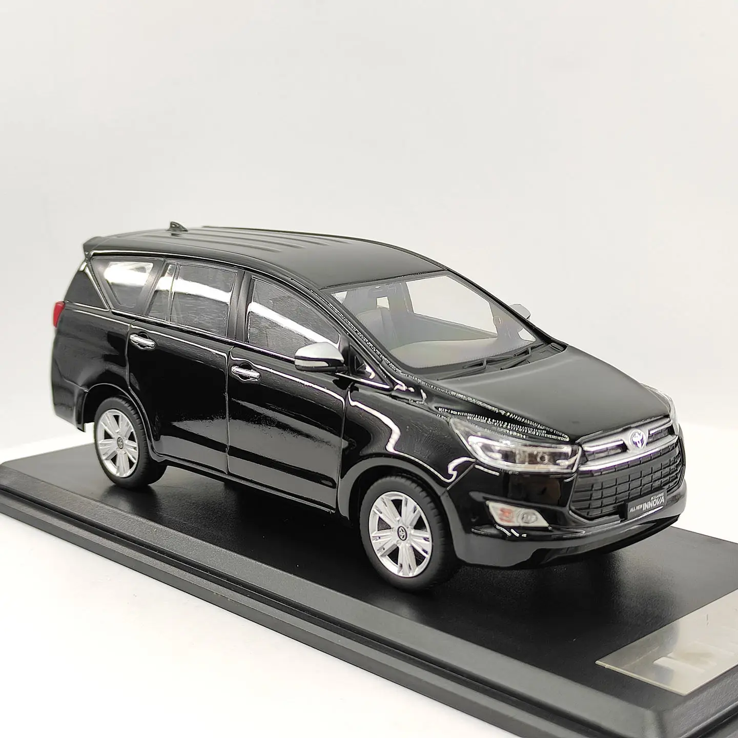 Фото Масштабная модель 1:32, литая из сплава, черная Toyota Kijang Innova MPV, коллекционная классическая ностальгическая модель автомобиля, подарок для взрослых, сувенир, статическая модель для демонстрации №3