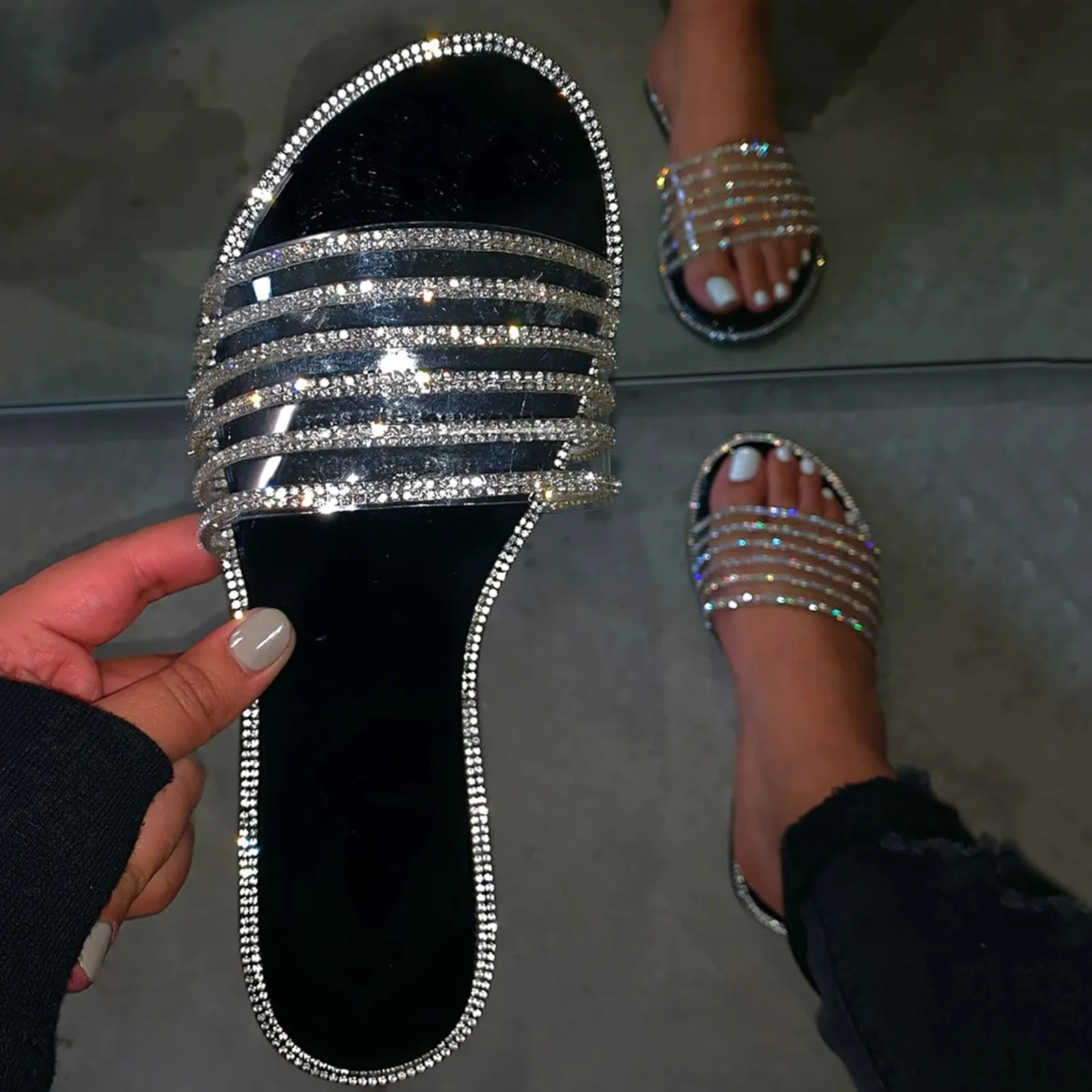 

2023 Summer New Women Slippers Flat Bottom Non-slip Outdoor Open Toe Beach Female Rhinestone Sandals Sexy Fashion Slides