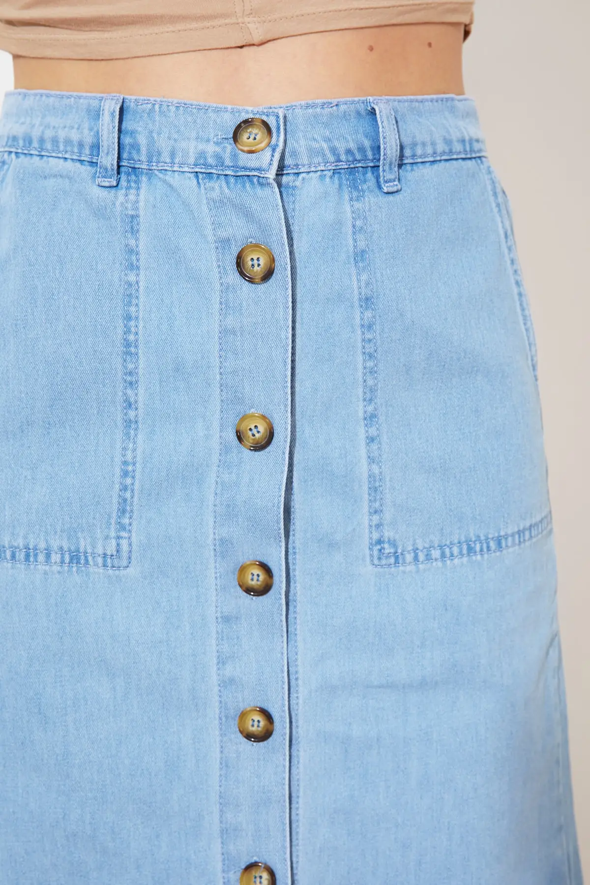 Джинсовая миди юбка с карманами на пуговицах спереди | Женская одежда