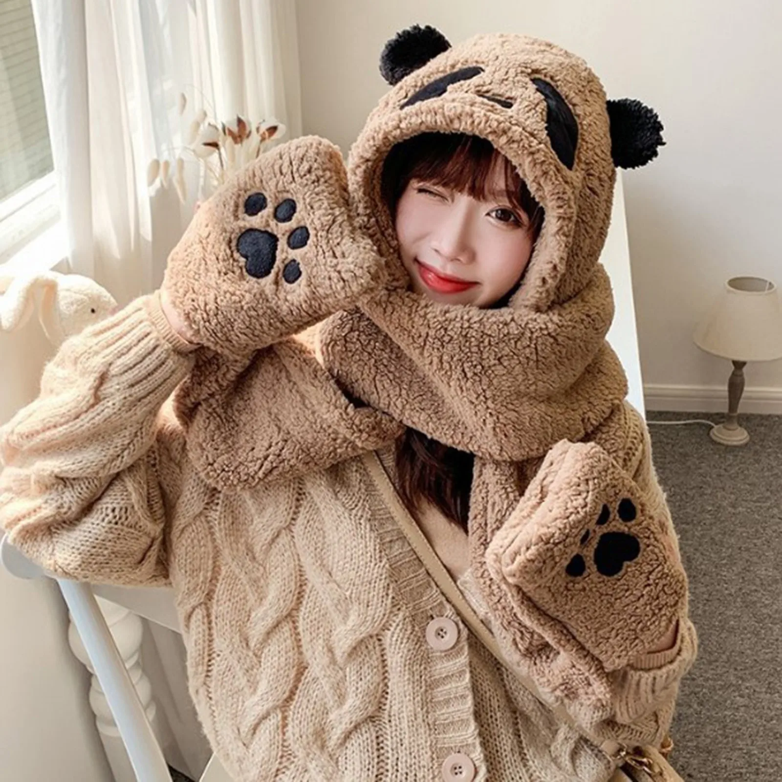 

Женская флисовая шапка с капюшоном и длинным шарфом и перчатками