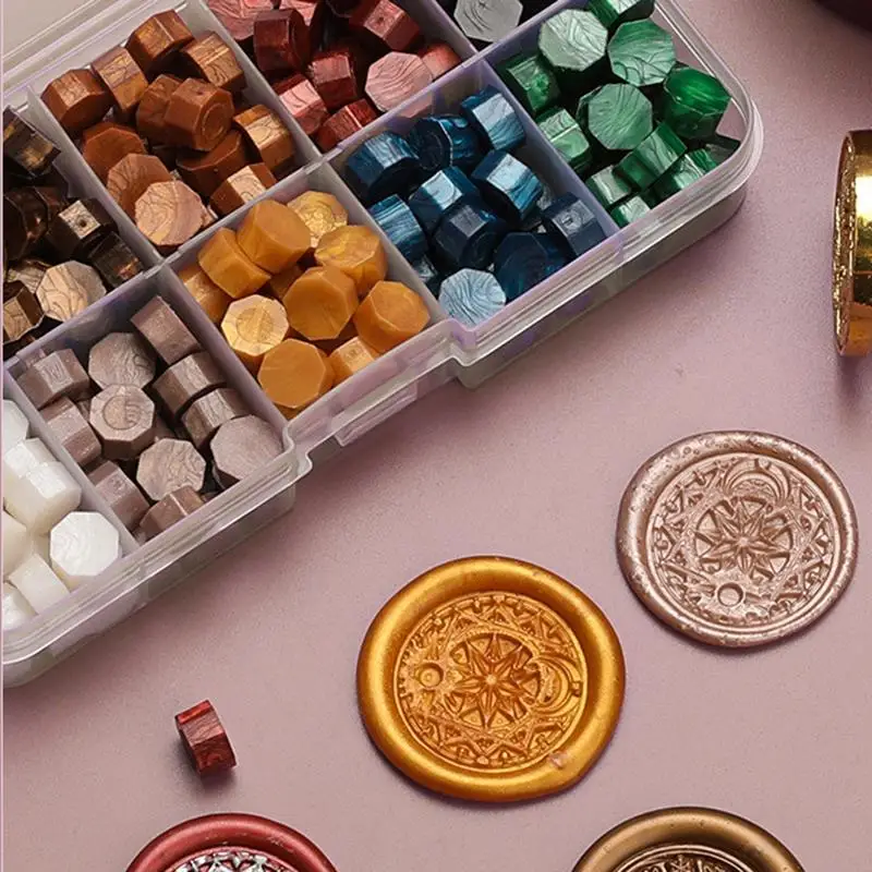 Комплект штампов для лакировки с покрытием из воска для рукоделия, включающий коробку с материалами для создания свадебного приглашения и декоративных инструментов для печати.