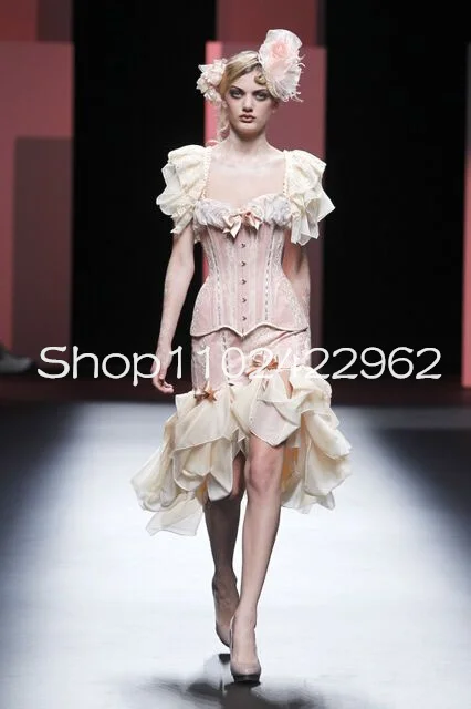 Короткое вечернее коктейльное платье цвета шампанского розового с квадратным