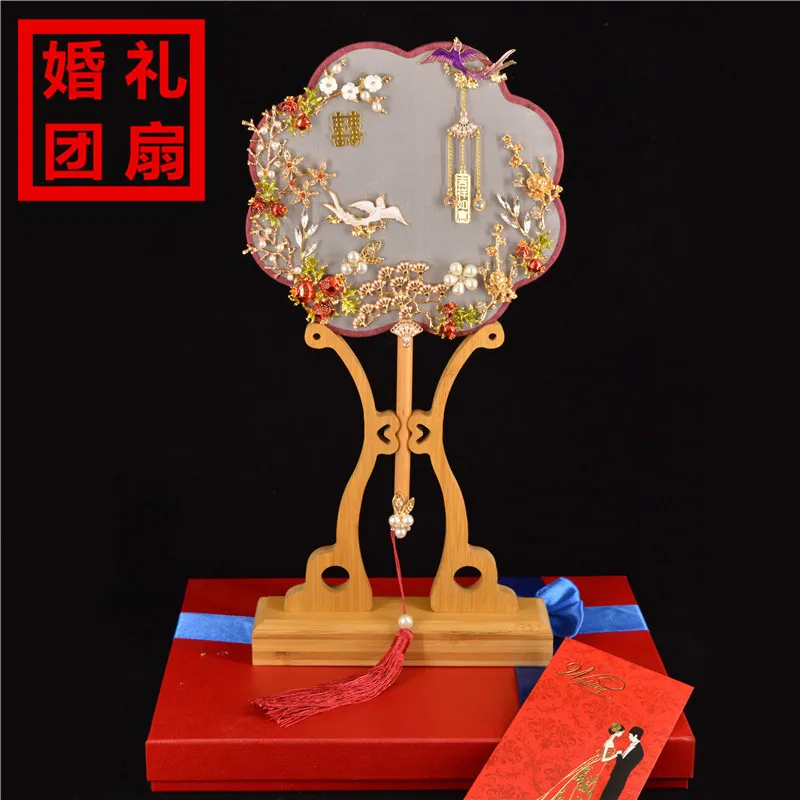 

The bride holds a Chinese wedding fan diy material bag (gift box + Raffia grass + fan rack + glue gun)