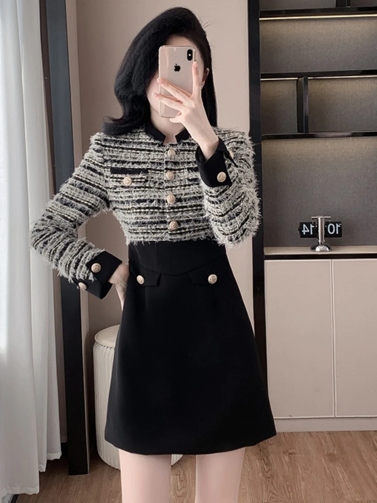 Женское облегающее платье с юбкой трапециевидной формы черное в стиле