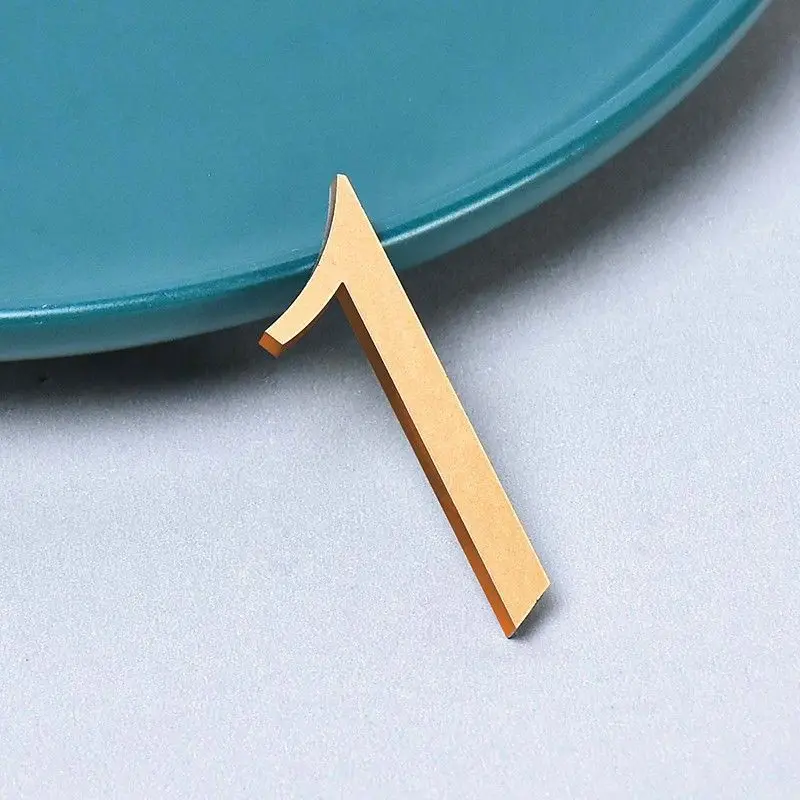 

Золотая акриловая дверная табличка с номером