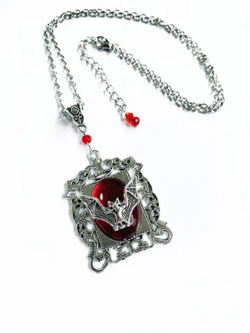 Черная подвеска летучая мышь