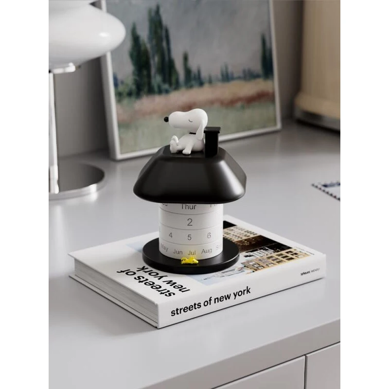 Фото Вращающийся вечный календарь Snoopy в милом кремовом стиле, настольное украшение из смолы в форме домика, милый декор для стола, праздничный подарок для дома. №3