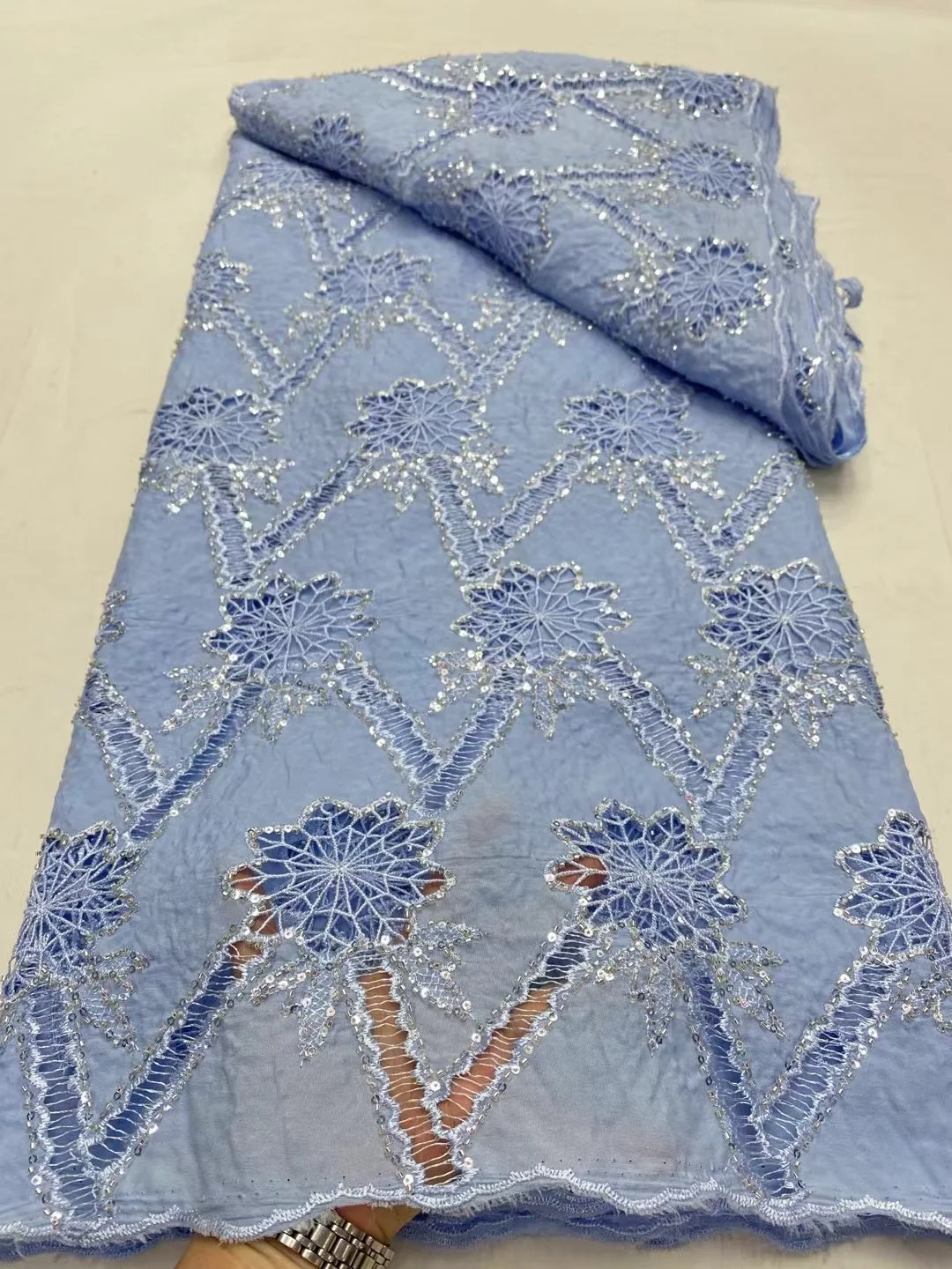 Зелёное кружевное полотно с блестками и жемчугом Magicfabric |