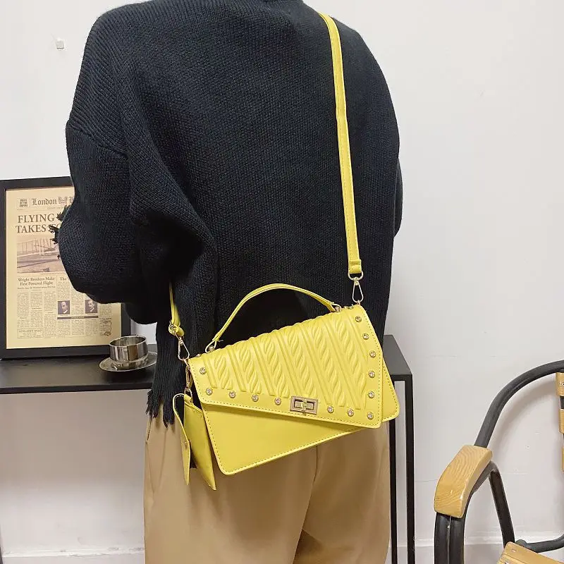 

Женская сумка 2022, модная женская сумка, Корейская версия новой сумки на плечо, Диагональная Сумка, трендовая портативная маленькая квадратн...