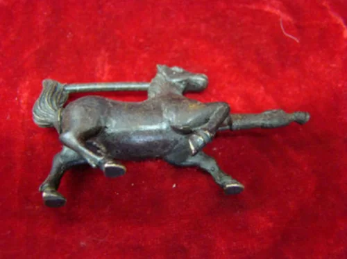 Редкий китайский старый стиль латунный резной реалистичный замок с лошадью и