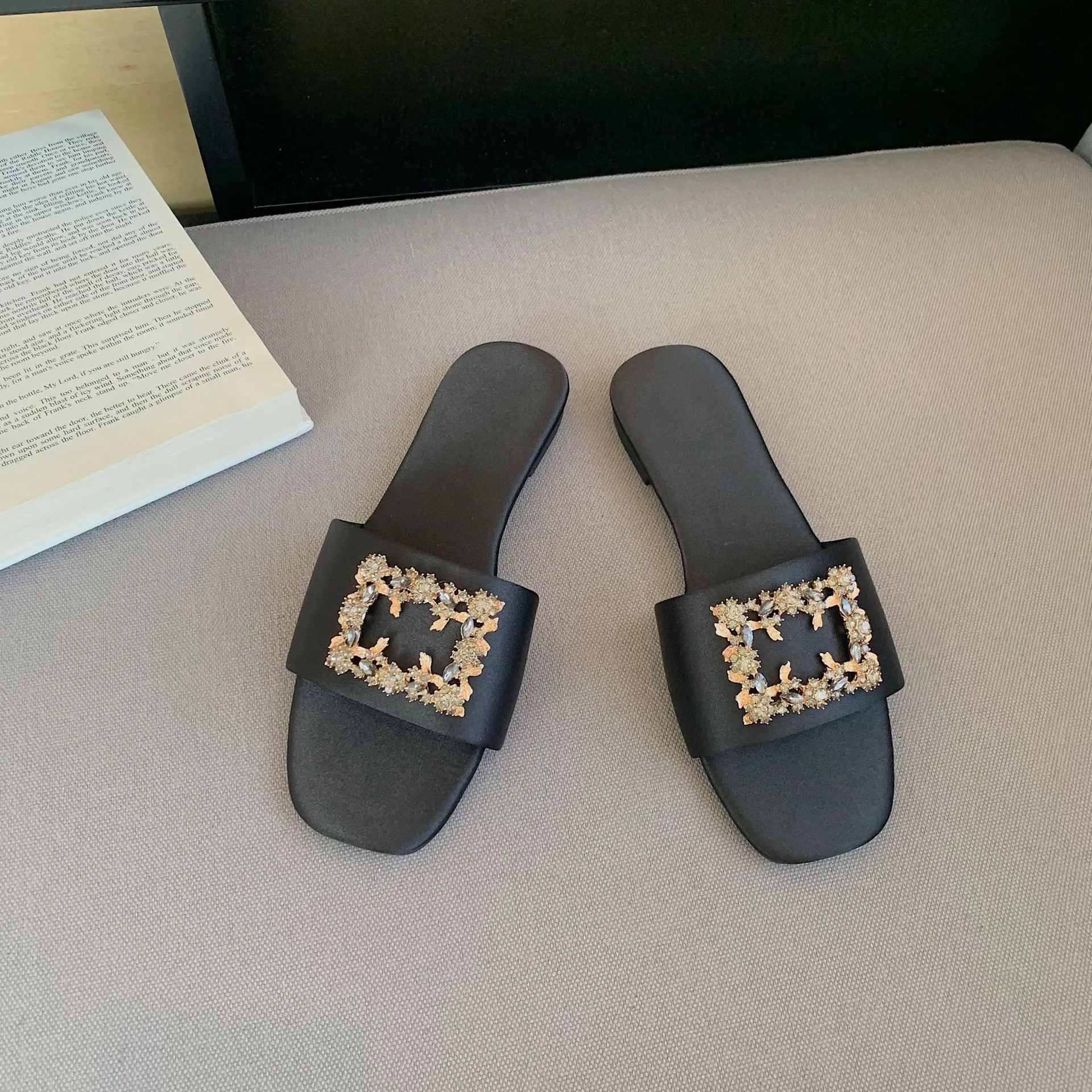 Women's Slippers Summer 2022 Rhinestones Flat Elegant Sandals Female Fashion Outdoor Beach Shoes Slides Chanclas Mujer Playa