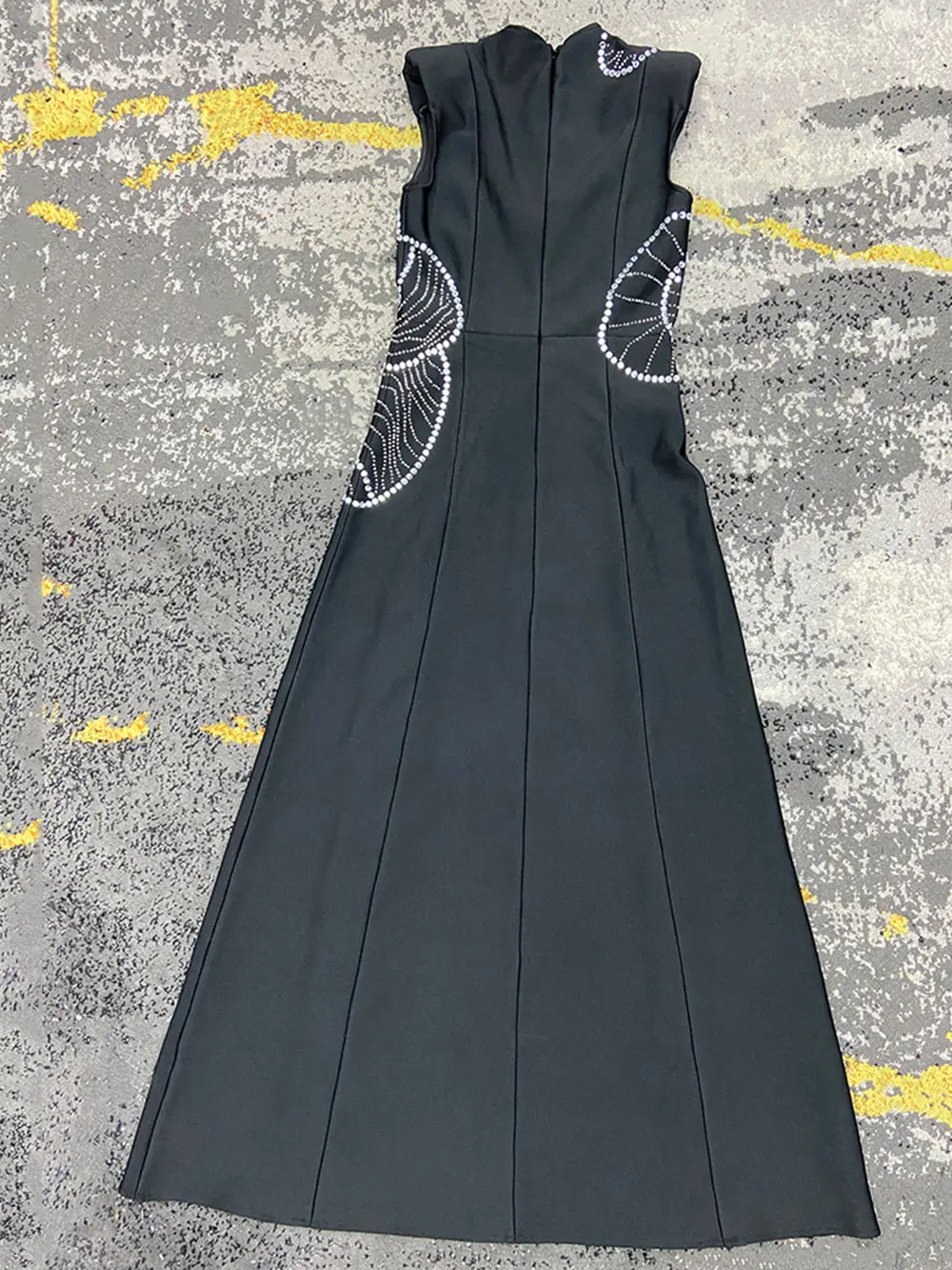 Женское длинное платье-трапеция без рукавов с круглым вырезом