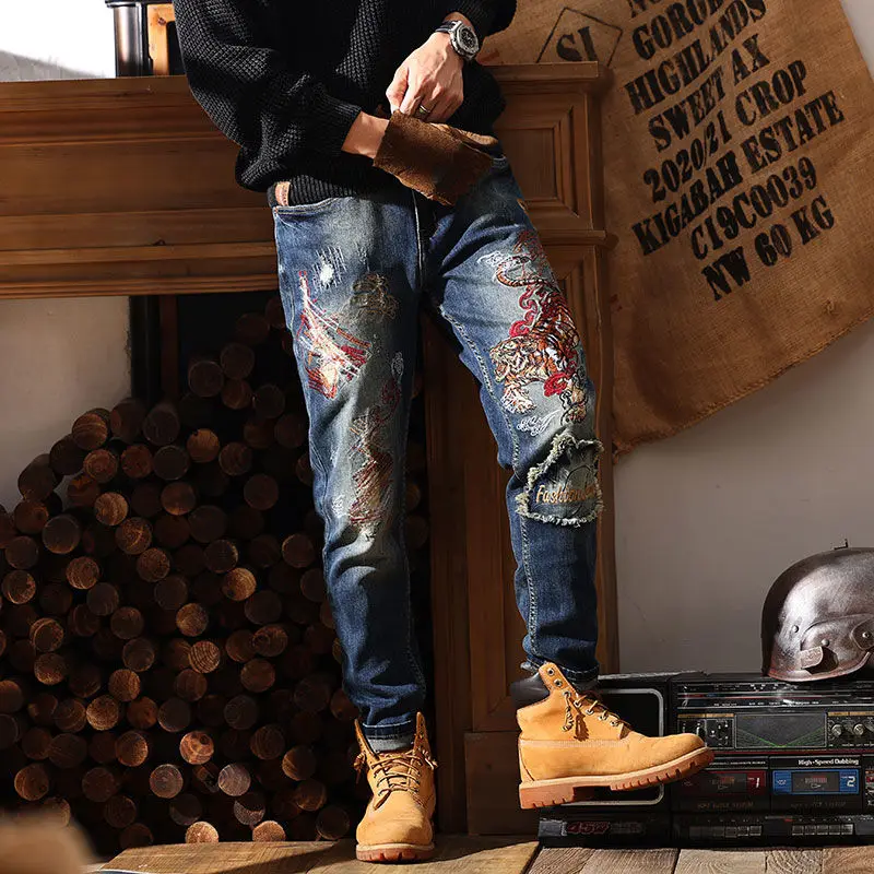 Рисунок 2 - Мужские джинсы с вышивкой тигра