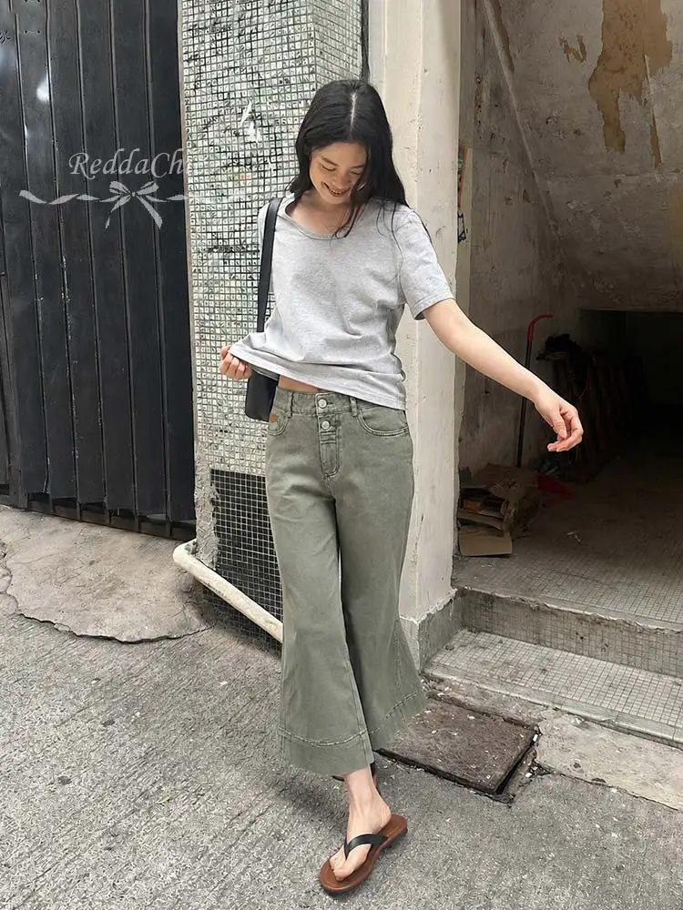 Фото Модные женские укороченные джинсовые шорты REDDACHiC в стиле ретро, корейские, с двумя пуговицами, с эффектом потертости, с высокой талией, джинсовые шорты-бермуды, повседневные, в стиле Y2K, уличная мода №3