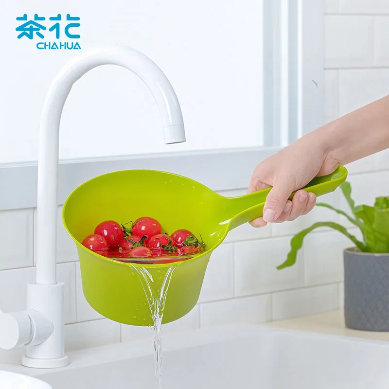 

CHAHUA Water Spoon Thickened Food Grade Plastic Deepened Long Handle Kitchen Toilet Water Ladle Baby Shampoo Water Spoon