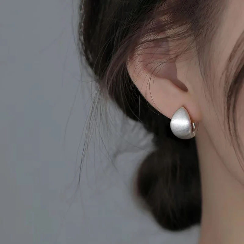 Настоящие серьги-кольца из матового серебра 925 пробы для очаровательных женщин, изысканные ювелирные украшения, необычные классические минималистичные аксессуары (art.: 3920d98abeaed) - 3920d98abeaed