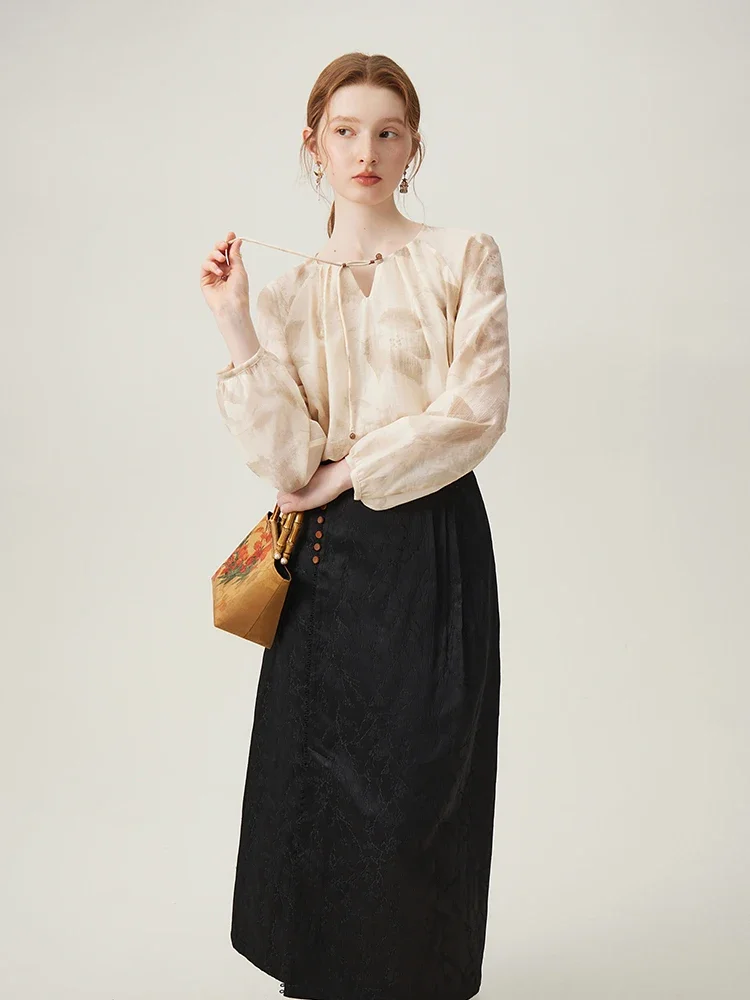 Блузка женская бежевая с длинным рукавом и принтом на шнуровке