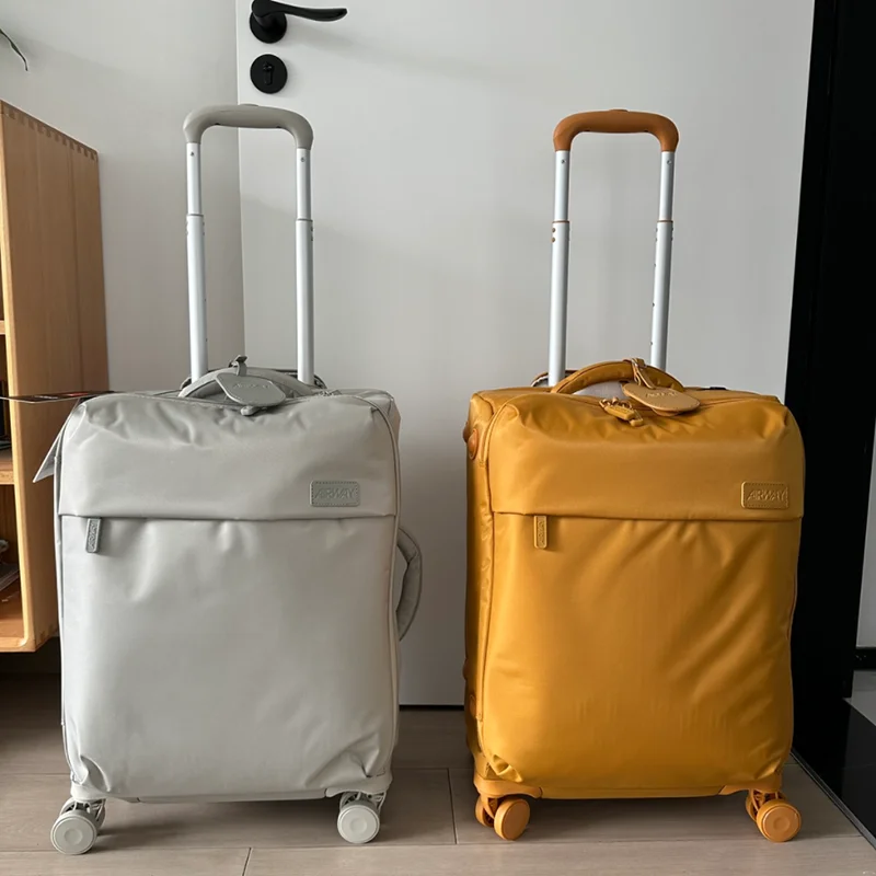 Чемодан ультралегкий на колесиках