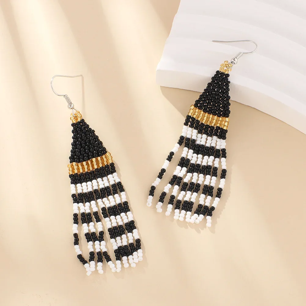 Серьги из рисовых бусин с кисточками черно-белые полоски оригинальный дизайн