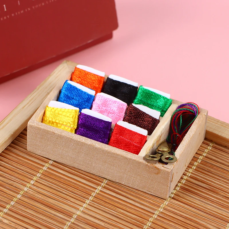 

1Pc 1:12 Dollhouse Miniature Sewing Thread Storage Box Scissors Pretend Play Toy Doll House Decor Accessories