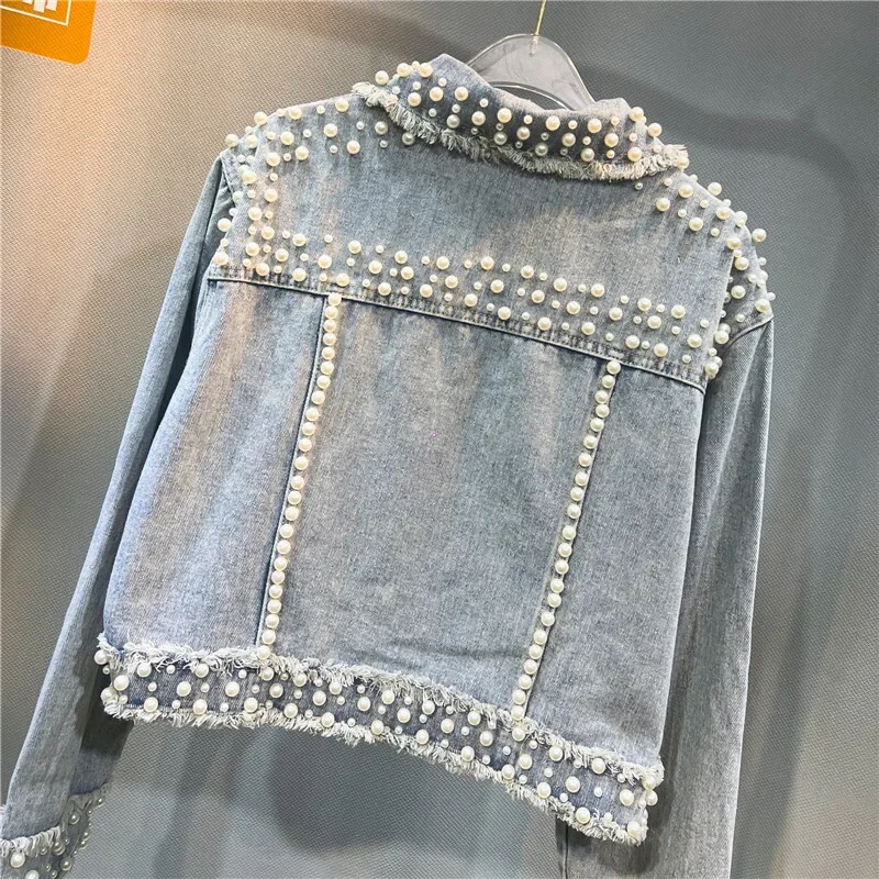 Модная светло-голубая короткая джинсовая куртка с жемчугом и бисером