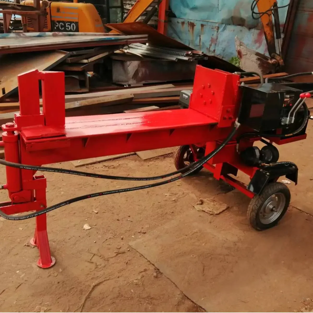 Маленький дровяной разветвитель с бензиновым двигателем может перемещаться на