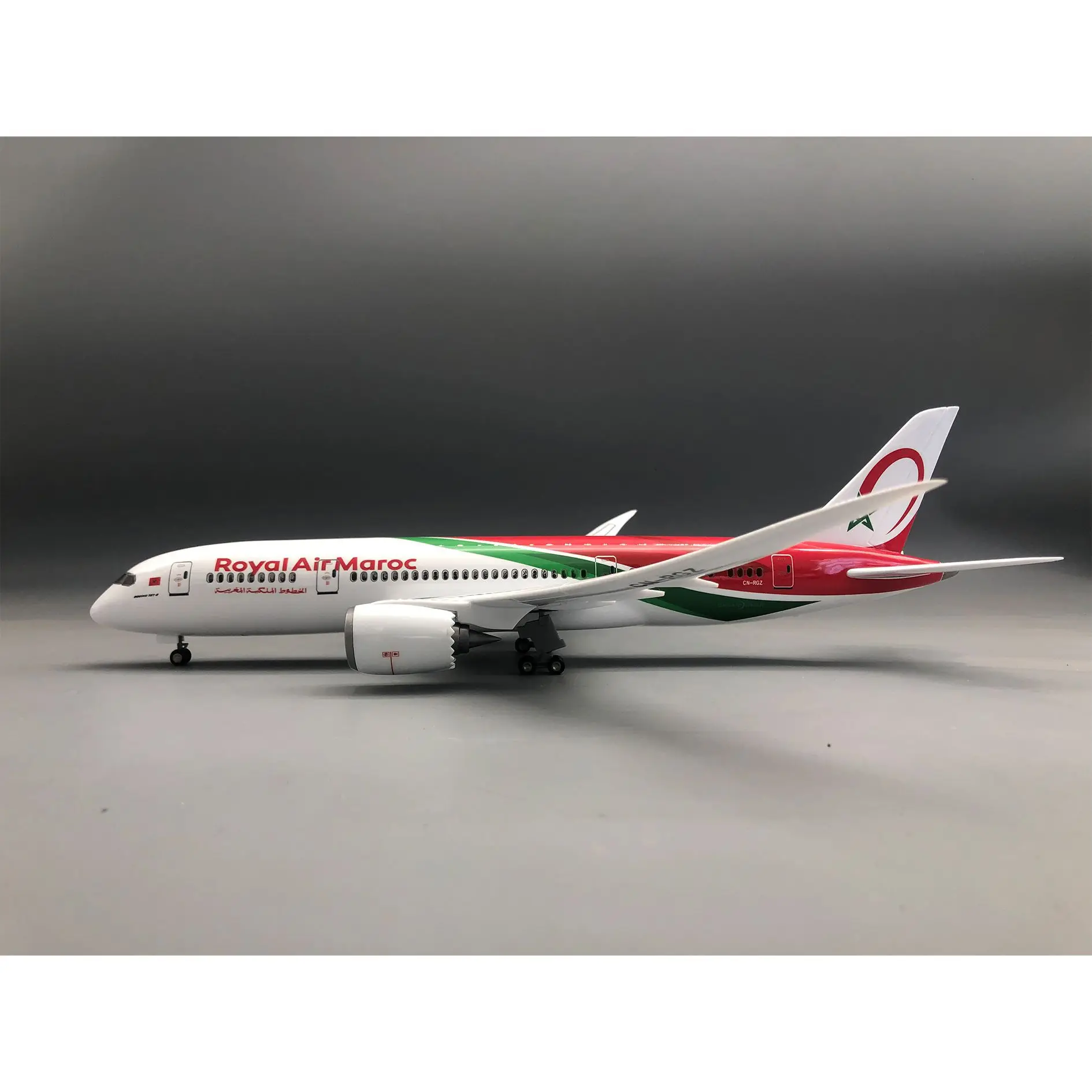 Фото Масштабная модель самолета Royal Air Maroc 787 (1:130) с подставкой, сувенир для взрослых авиационных энтузиастов, подарок, декор для дома или офиса №5