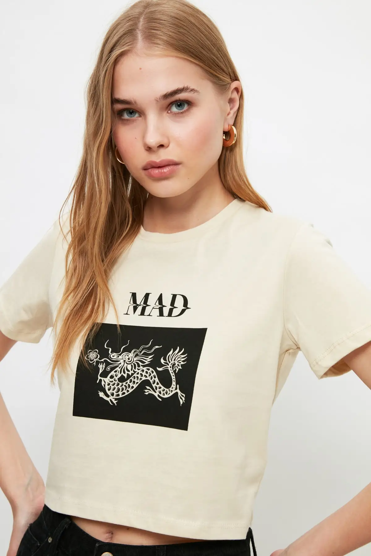 

Укороченная трикотажная футболка с принтом Trendyol TWOSS21TS3951