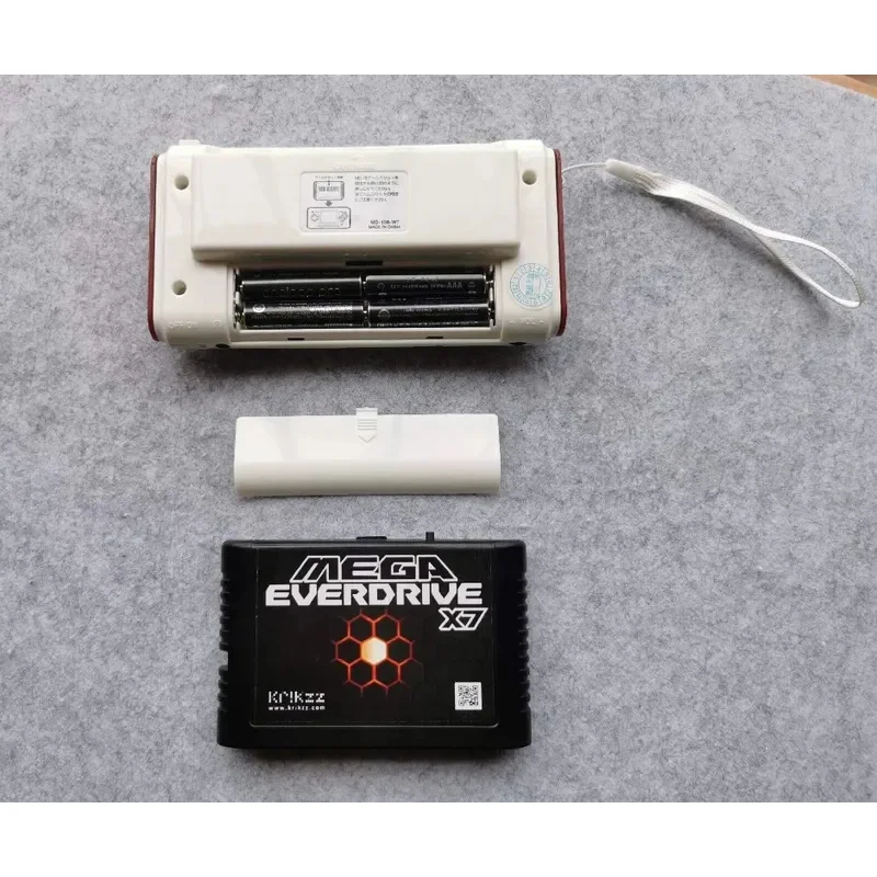 2023 Новая портативная игровая консоль MegaDrive 16 BIT MD совместимая с POCKET белая в стиле