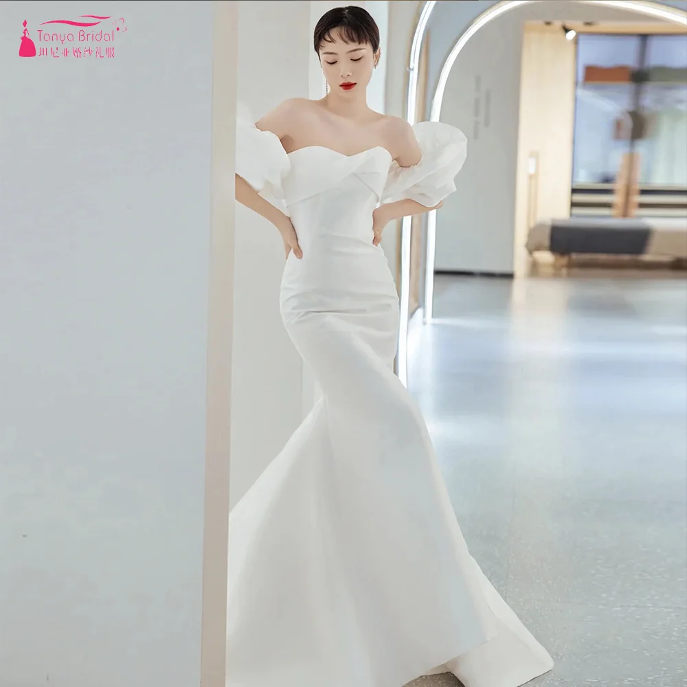 

Женское атласное свадебное платье с юбкой-годе