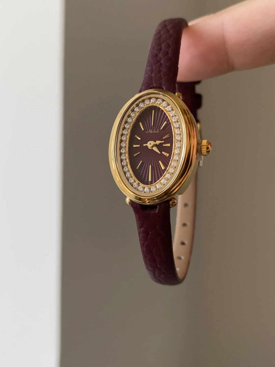 Фото Женские кварцевые часы, роскошные овальные часы с бриллиантами Reloj, винтажные красные часы, женские наручные часы Orologio с золотым циферблатом, черный кожаный ремешок №3
