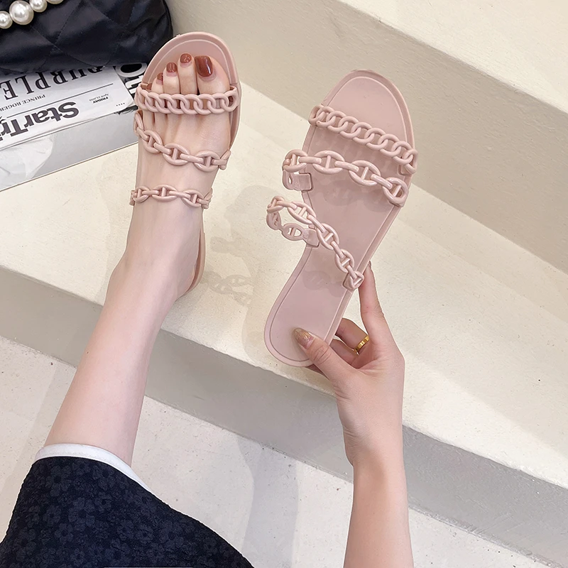 Шлепанцы женские на плоской подошве с 3 ремешками и цепочками |