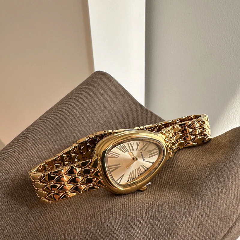 Часы женские кварцевые со стальным браслетом и змеиным принтом