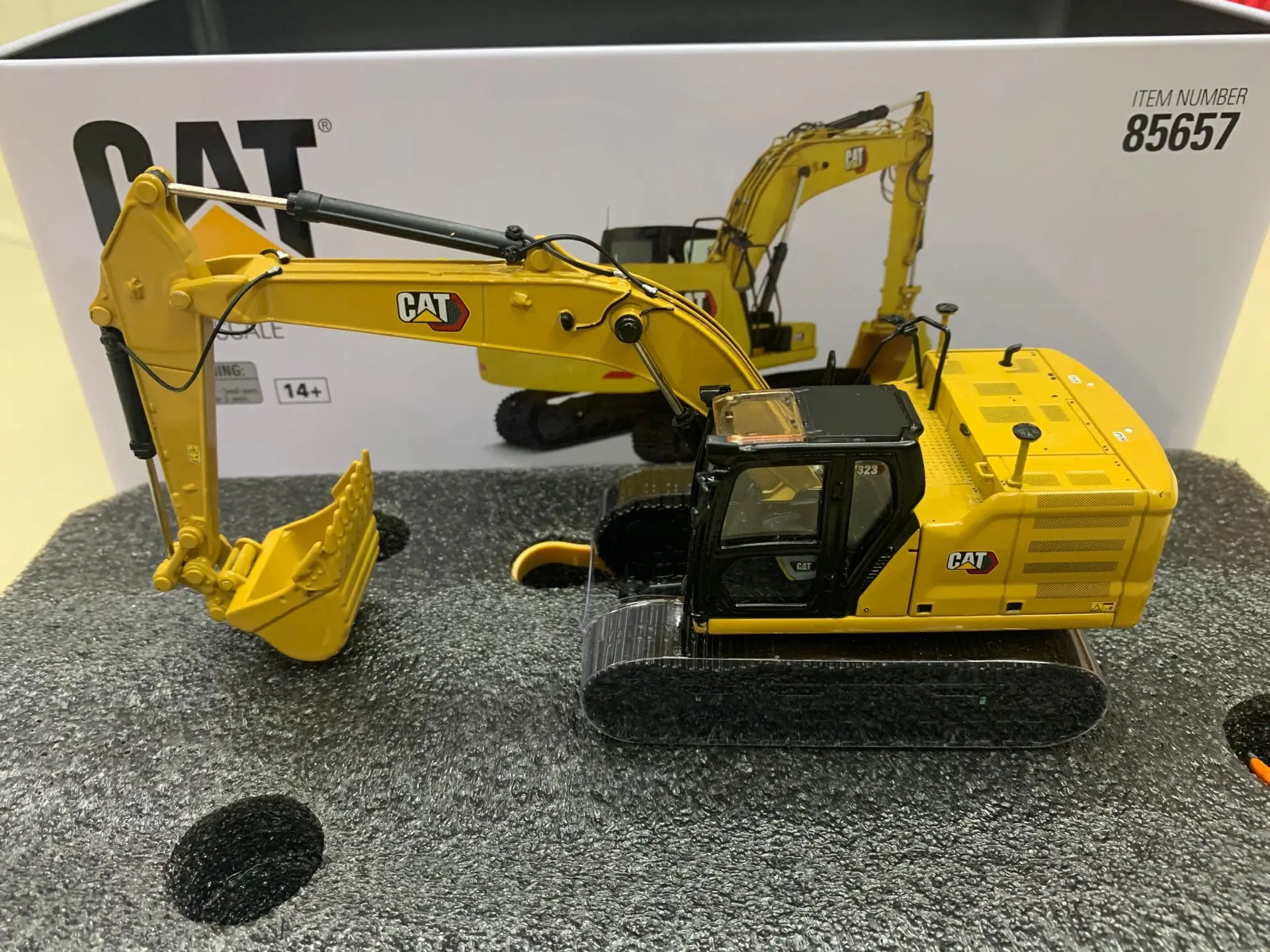 

Гидравлический экскаватор Caterpillar CAT 323, конструкция следующего поколения с рабочими инструментами, масштаб 1/50, металлическая модель, игрушк...