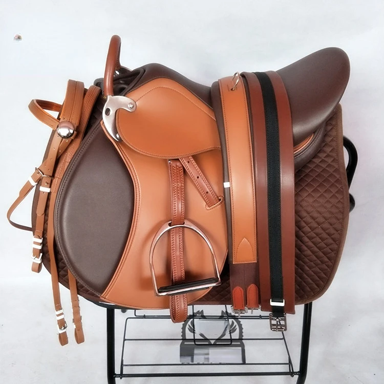 Комплексное седло с двойным обхватом размера пони для лошадей на ферме