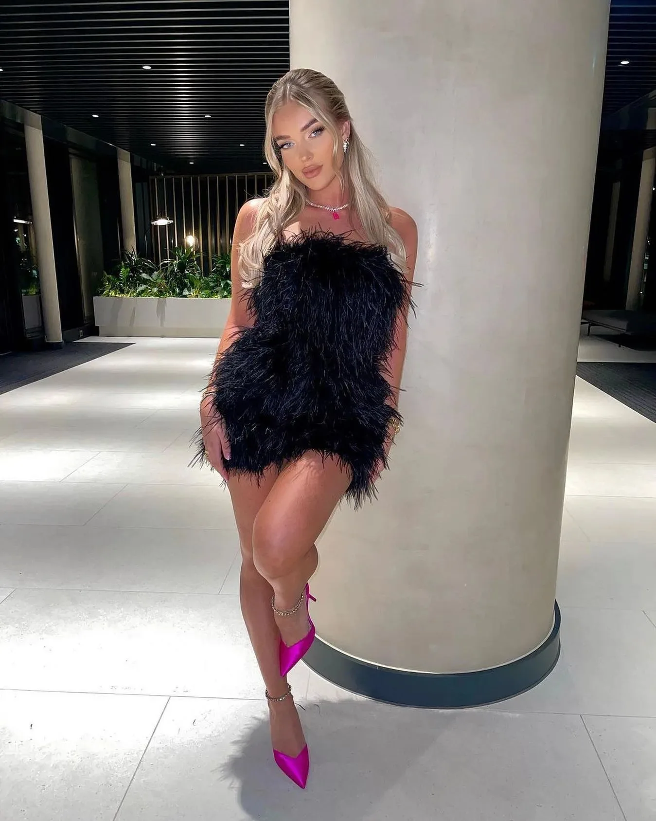 

Gaun Hipster Jalanan Gaun Pendek Warna Solid Anak Perempuan Seksi Gaun Atasan Tabung Bulu Mode Panas Asli Gaun Malam Mode