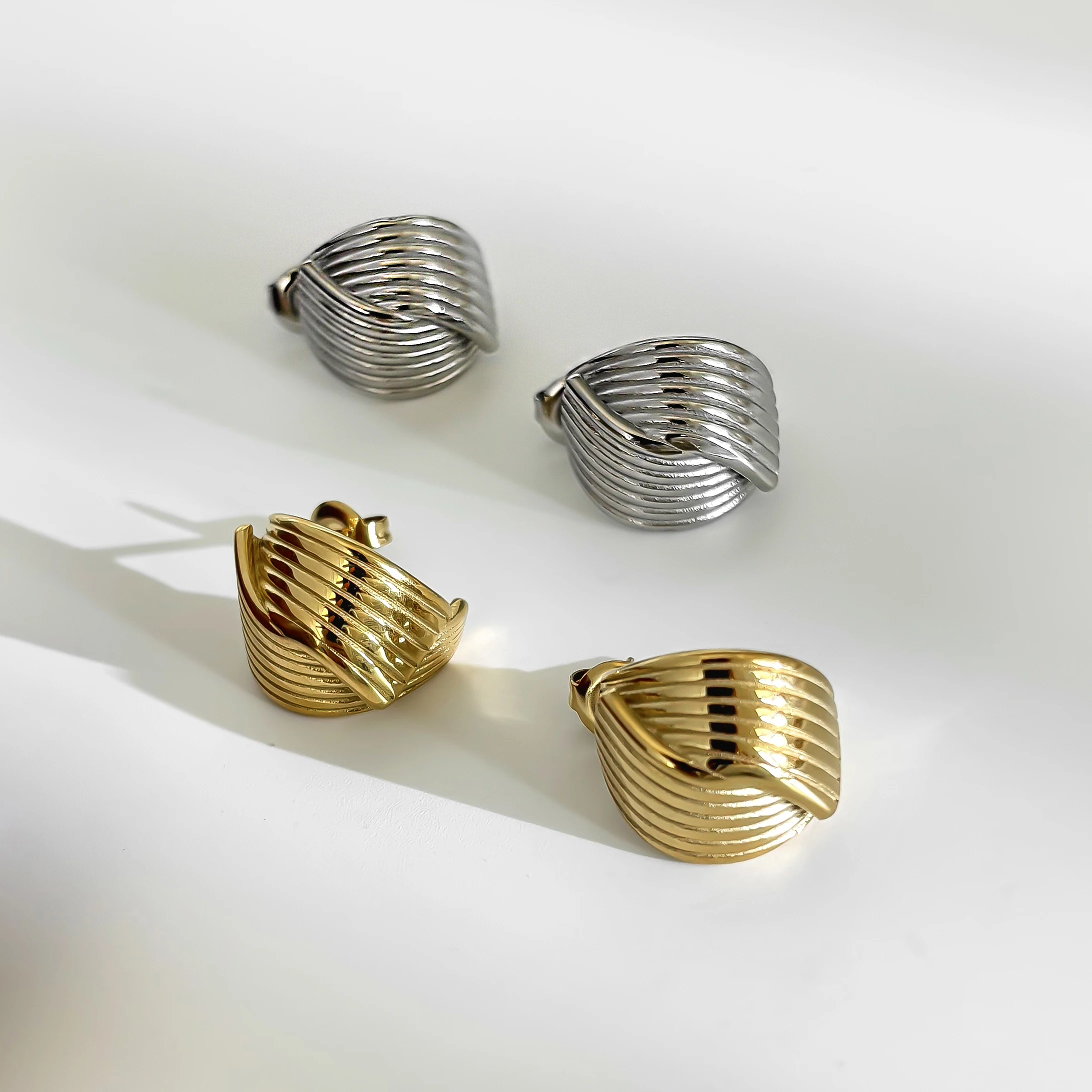 Женские витые серьги-кольца Peri'sbox из титановой стали простой текстурированный